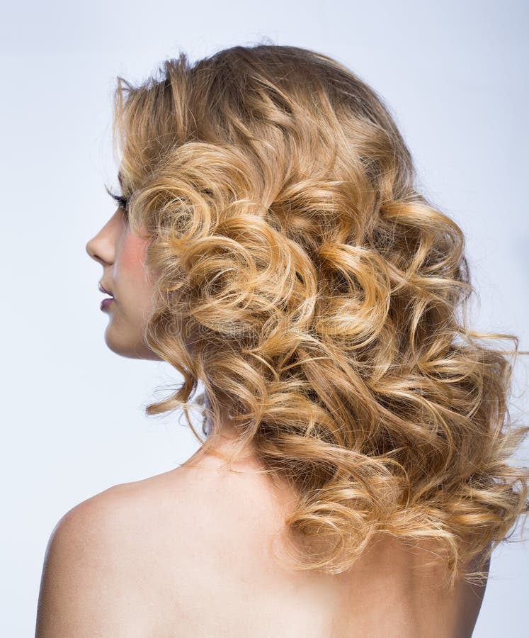 Ragazza bionda con capelli lanuginosi fotografia stock libera da diritti Ragazza bionda con capelli lanuginosi fotografia stock libera da diritti