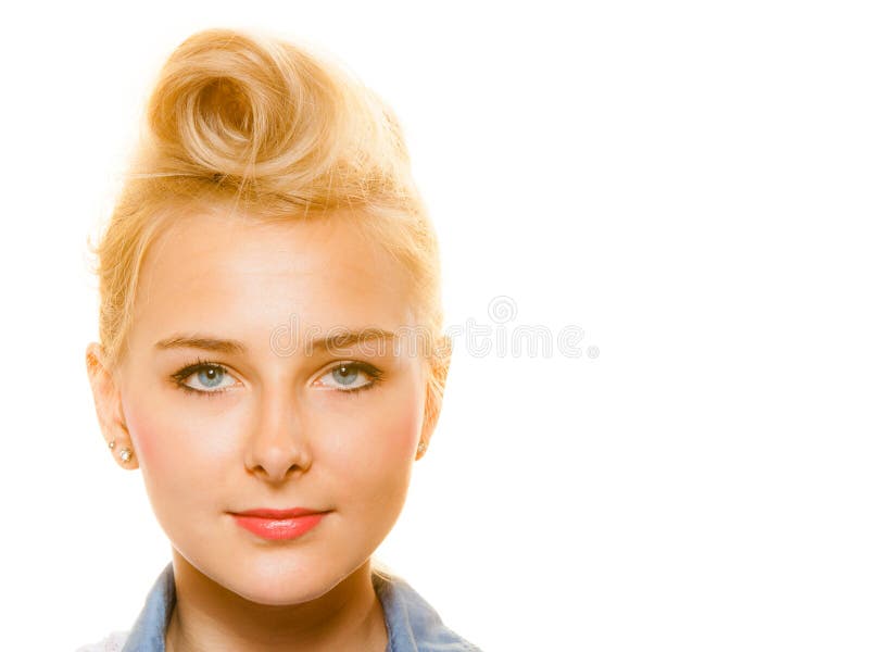 Ragazza bionda di pin-up con il retro panino dei capelli isolato immagine stock libera da diritti Ragazza bionda di pin-up con il retro panino dei capelli isolato immagine stock libera da diritti