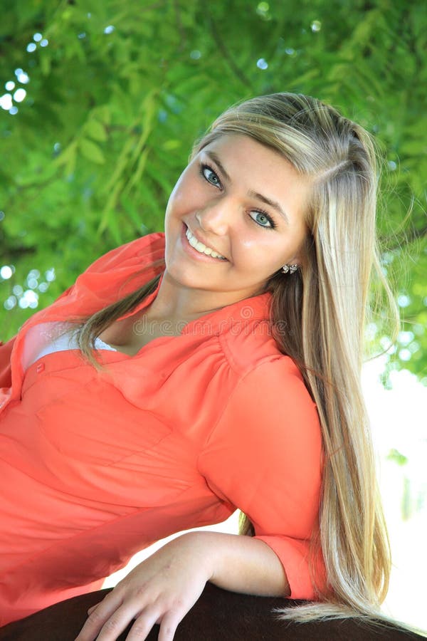 Ragazza bionda graziosa dell'anziano di High School all'aperto immagini stock Ragazza bionda graziosa dell'anziano di High School all'aperto immagini stock