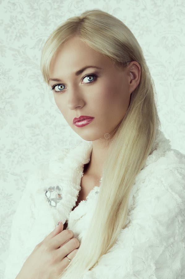 Ragazza bionda in pelliccia di inverno fotografie stock libere da diritti Ragazza bionda in pelliccia di inverno fotografie stock libere da diritti