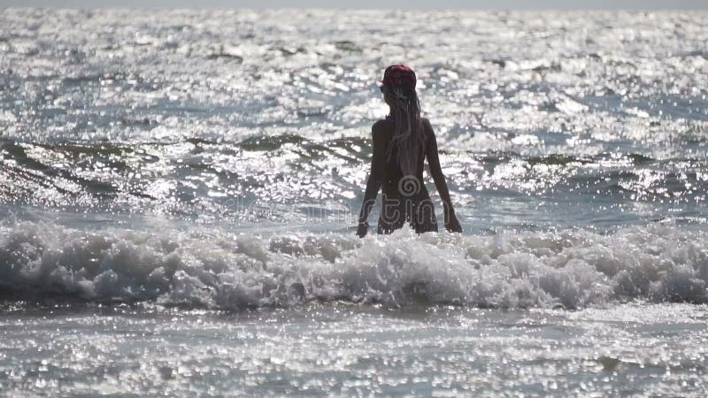 Ragazza bionda sexy nelle onde del mare