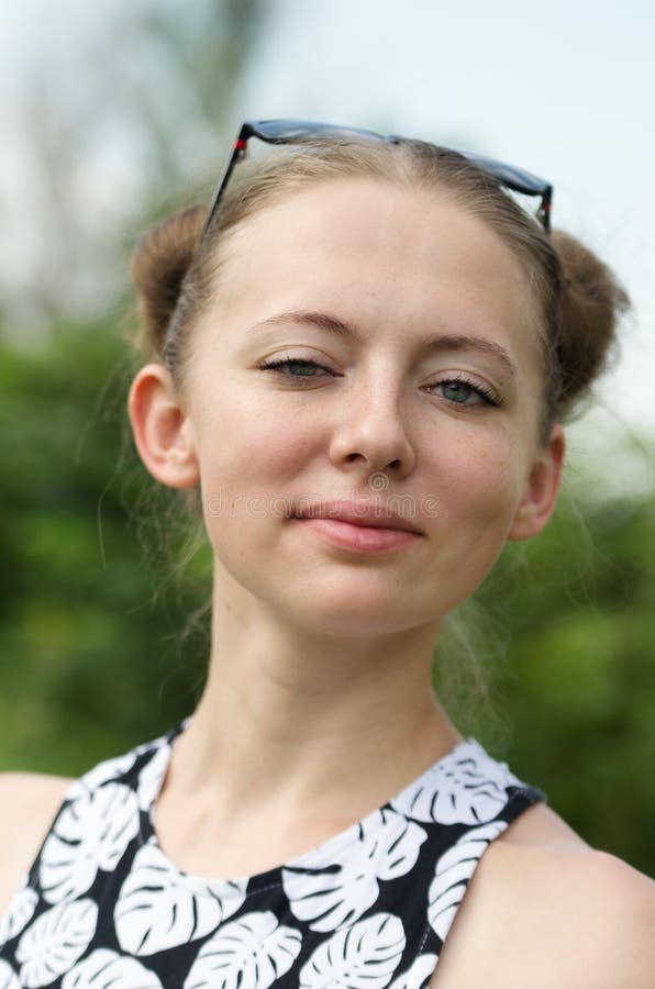 Ragazza bionda sorridente immagini stock Ragazza bionda sorridente immagini stock