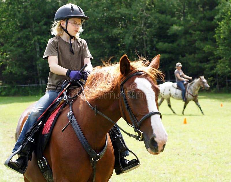 Ragazza bionda sul cavallo fotografia stock Ragazza bionda sul cavallo fotografia stock