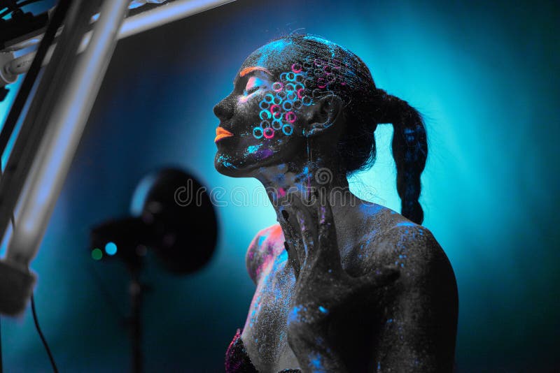 Ragazza in body art al neon fotografia stock libera da diritti Ragazza in body art al neon fotografia stock libera da diritti