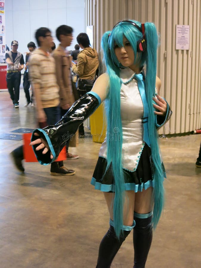 Ragazza calda di cosplay con Teal Hair lungo fotografia stock libera da diritti Ragazza calda di cosplay con Teal Hair lungo fotografia stock libera da diritti