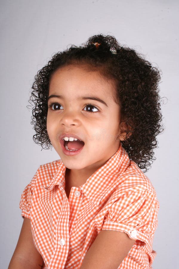 Ragazza in camicia arancione fotografia stock Ragazza in camicia arancione fotografia stock