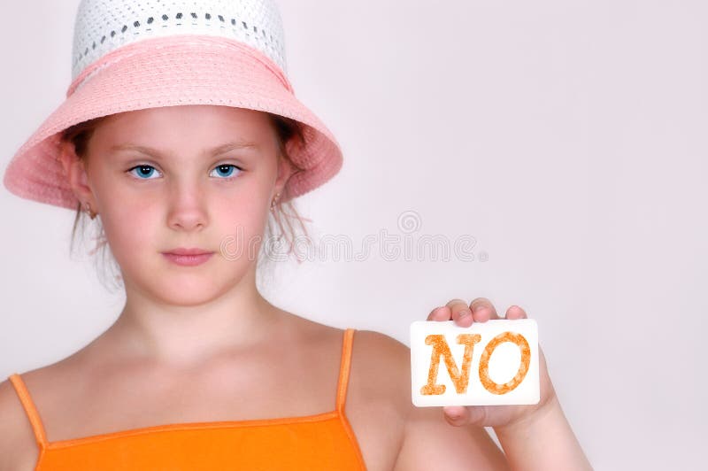 Ragazza con cappello e informazioni in mano fotografia stock libera da diritti