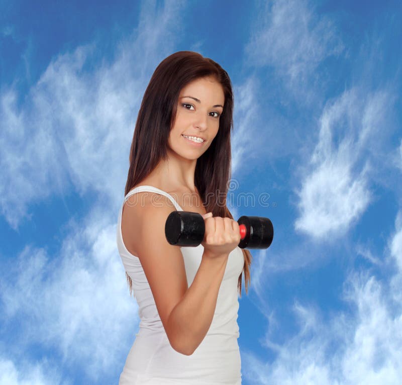 Ragazza castana attraente che stringe i loro muscoli fotografie stock Ragazza castana attraente che stringe i loro muscoli fotografie stock
