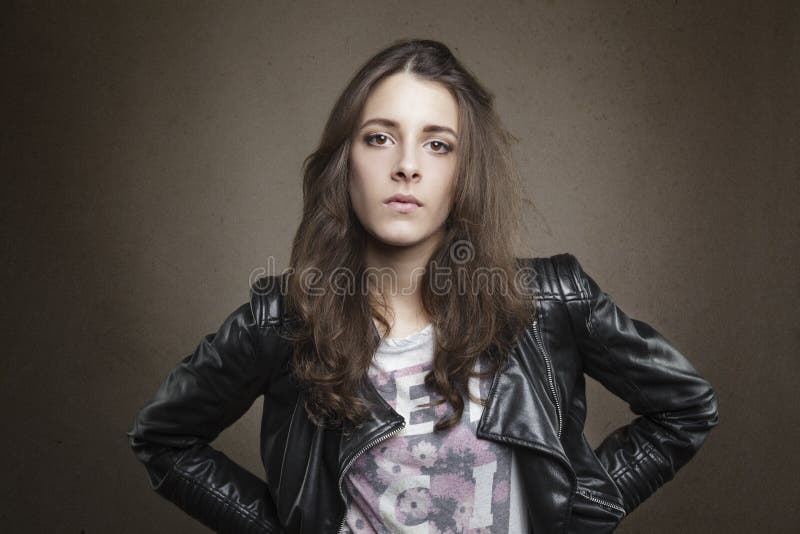 Ragazza castana attraente su fondo caldo strutturato fotografia stock Ragazza castana attraente su fondo caldo strutturato fotografia stock