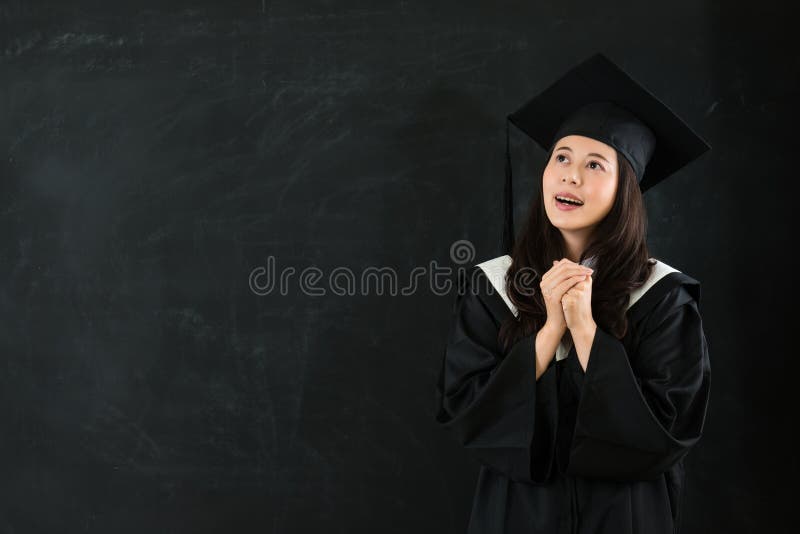 Ragazza castana delicata di laurea fotografie stock libere da diritti Ragazza castana delicata di laurea fotografie stock libere da diritti