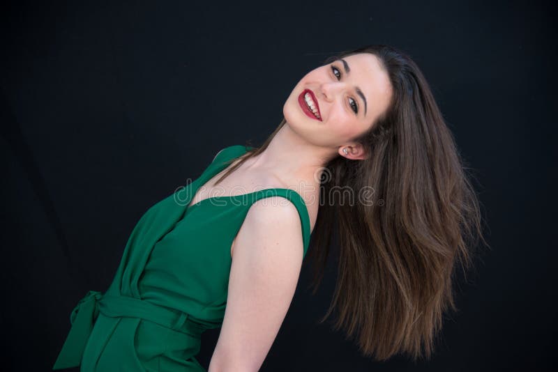 Ragazza castana sorridente dei giovani con capelli diritti e Borgogna lunghi immagini stock Ragazza castana sorridente dei giovani con capelli diritti e Borgogna lunghi immagini stock