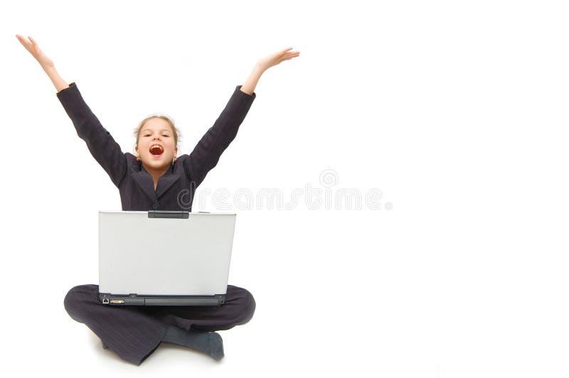 Ragazza casuale di successo sul computer portatile fotografia stock Ragazza casuale di successo sul computer portatile fotografia stock