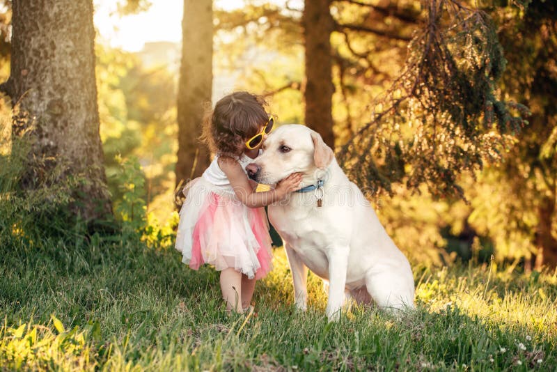 Ragazza caucasica che abbraccia baciando il suo cane in parco fotografia stock libera da diritti Ragazza caucasica che abbraccia baciando il suo cane in parco fotografia stock libera da diritti