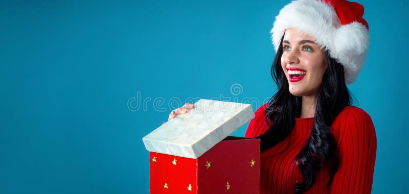 Ragazza che apre una scatola regalo di natale fotografia stock libera da diritti