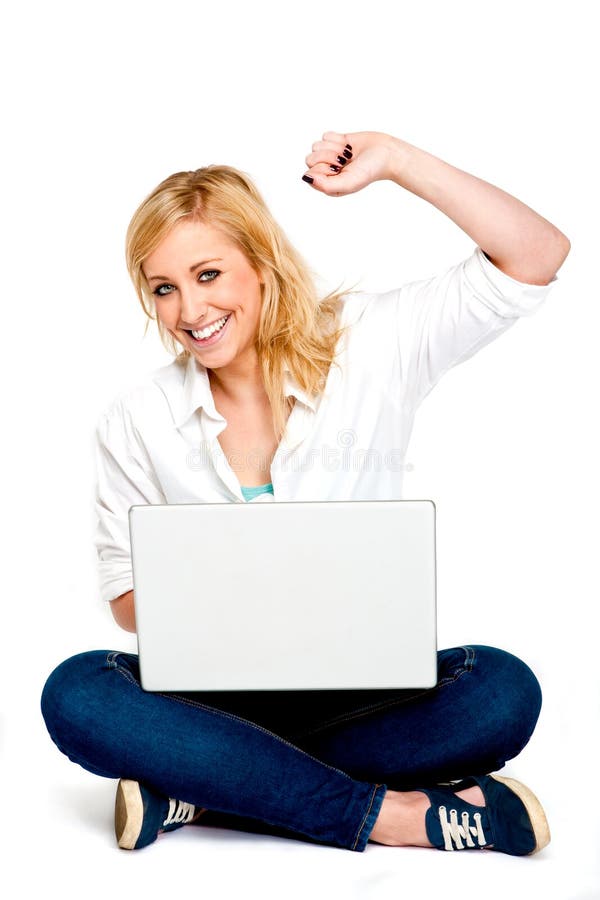 Ragazza che celebra successo con il computer portatile fotografia stock libera da diritti