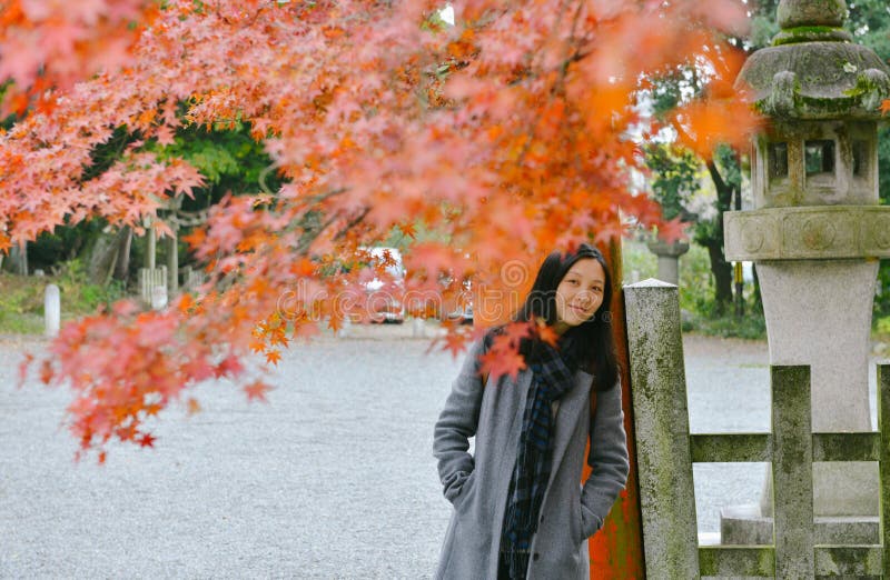 Ragazza che esamina macchina fotografica in tempio giapponese, Kyoto fotografia stock Ragazza che esamina macchina fotografica in tempio giapponese, Kyoto fotografia stock
