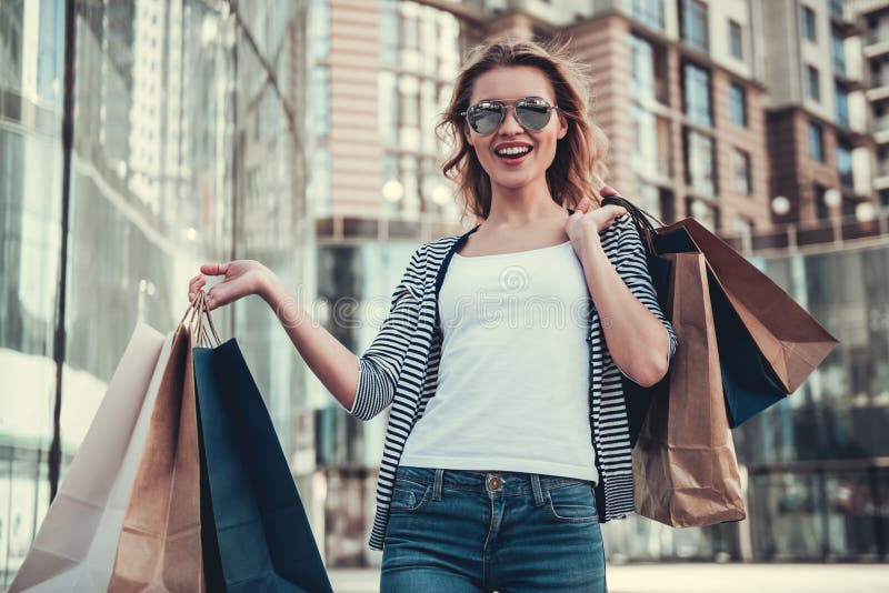 Ragazza che fa spesa fotografia stock Ragazza che fa spesa fotografia stock