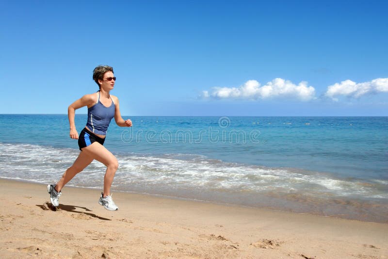 Ragazza che funziona sulla spiaggia immagini stock libere da diritti Ragazza che funziona sulla spiaggia immagini stock libere da diritti