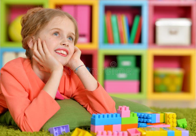 Ragazza che gioca con i blocchi di plastica fotografia stock