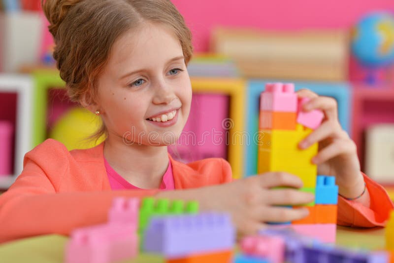 Ragazza che gioca con i blocchi di plastica immagini stock libere da diritti
