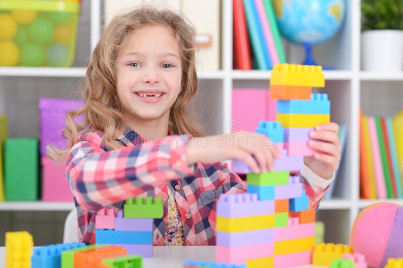 Ragazza che gioca con i blocchi di plastica fotografia stock