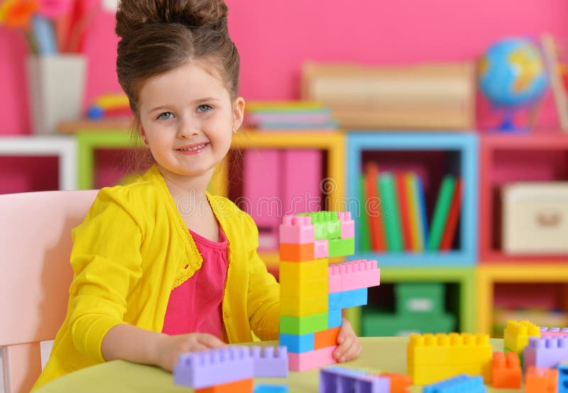 Ragazza che gioca con i blocchi di plastica immagini stock