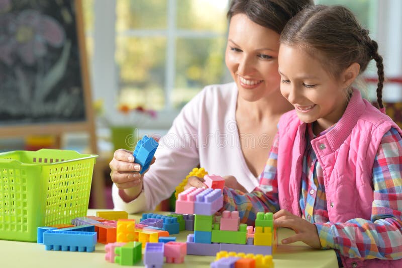 Ragazza che gioca con i blocchi di plastica fotografia stock