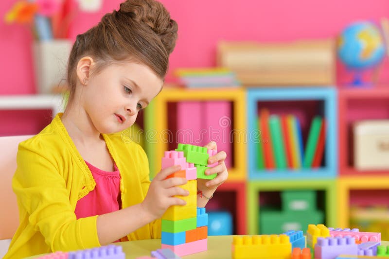 Ragazza che gioca con i blocchi di plastica immagine stock libera da diritti