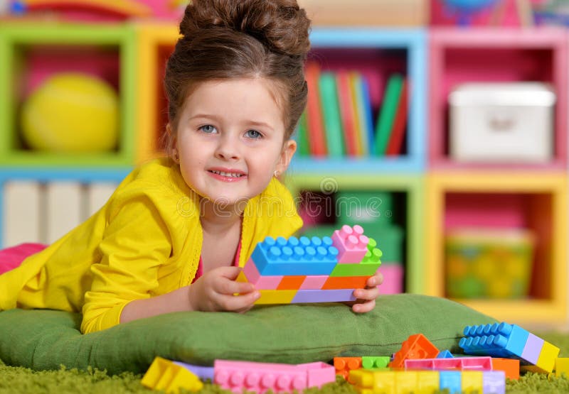 Ragazza che gioca con i blocchi di plastica fotografia stock libera da diritti