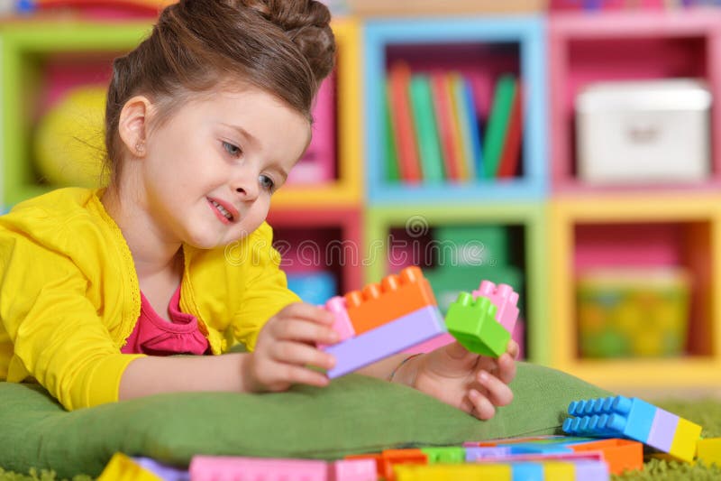 Ragazza che gioca con i blocchi di plastica fotografia stock libera da diritti