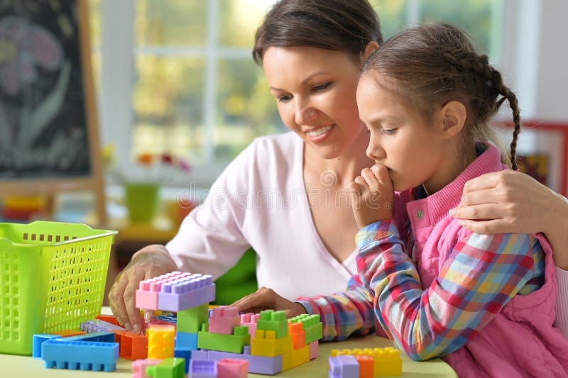 Ragazza che gioca con i blocchi di plastica fotografia stock libera da diritti