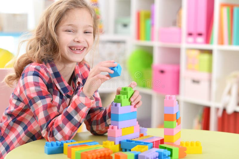Ragazza che gioca con i blocchi di plastica fotografia stock