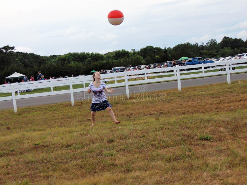 Ragazza che gioca con il beach ball fotografia stock libera da diritti Ragazza che gioca con il beach ball fotografia stock libera da diritti