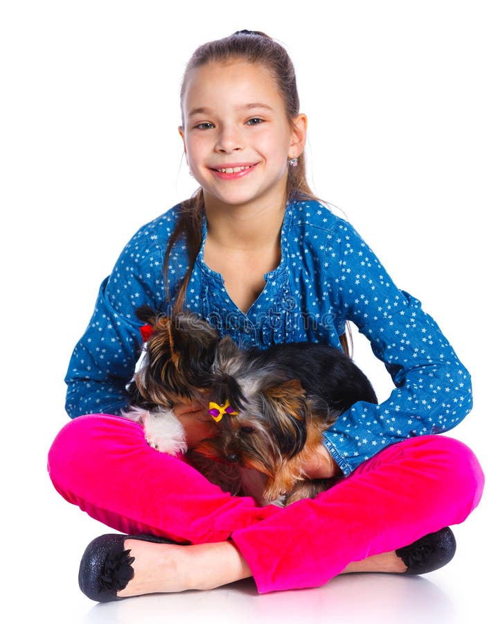Ragazza che gioca con il suo Yorkshire terrier fotografia stock libera da diritti Ragazza che gioca con il suo Yorkshire terrier fotografia stock libera da diritti