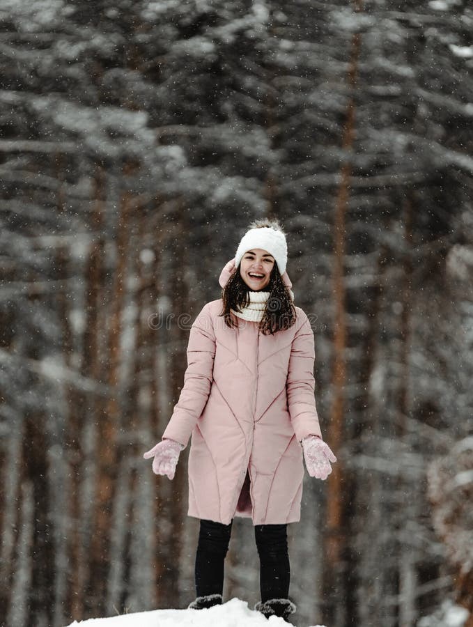 Ragazza che gioca con la neve in parco fotografia stock Ragazza che gioca con la neve in parco fotografia stock