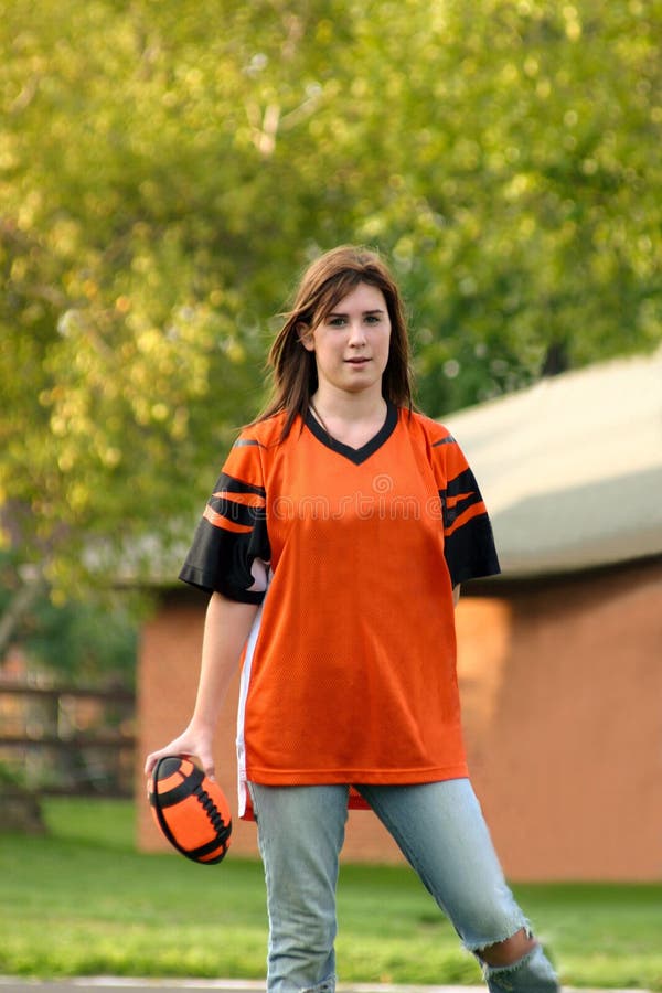 Ragazza che gioca gioco del calcio immagini stock libere da diritti Ragazza che gioca gioco del calcio immagini stock libere da diritti
