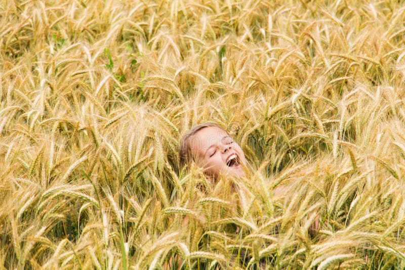 Ragazza che grida nel giacimento di grano fotografia stock libera da diritti Ragazza che grida nel giacimento di grano fotografia stock libera da diritti