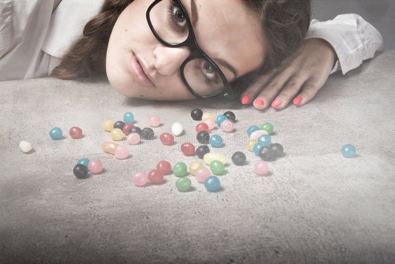 Download Ragazza Che Guarda Caramella Immagine Stock - Immagine di greedy, molti: 56878077
