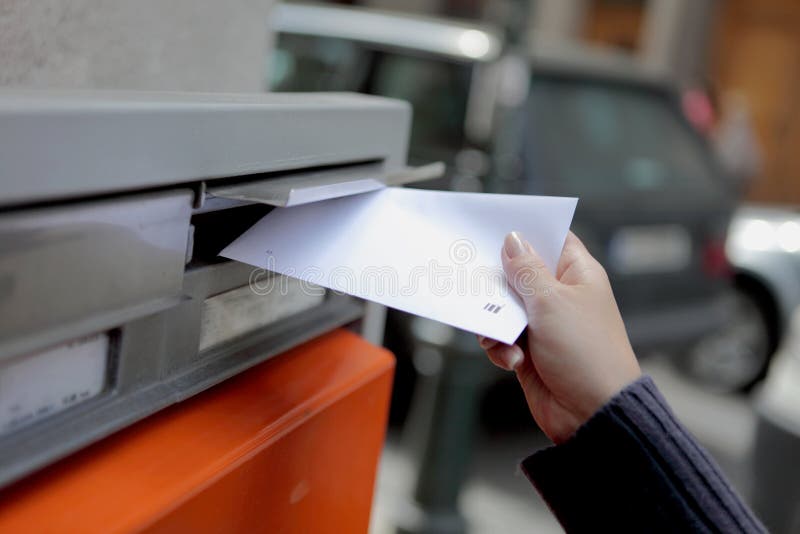 Ragazza che invia una lettera fotografia stock libera da diritti Ragazza che invia una lettera fotografia stock libera da diritti