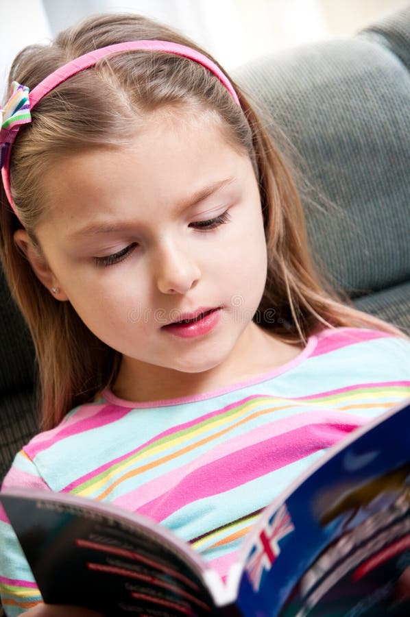 Ragazza che legge libro inglese fotografia stock libera da diritti Ragazza che legge libro inglese fotografia stock libera da diritti