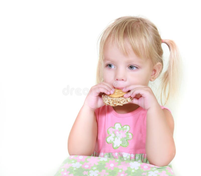 Ragazza che mangia gli spuntini fotografia stock Ragazza che mangia gli spuntini fotografia stock