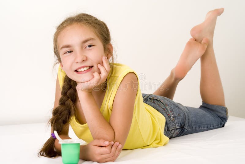 Ragazza che mangia yogurt VII fotografia stock