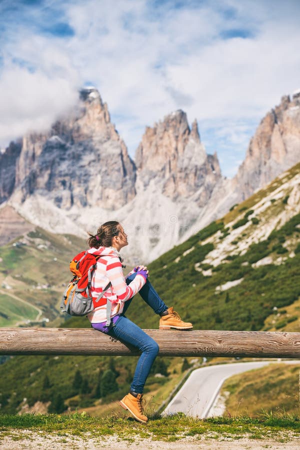 ragazza che osserva le montagne fotografia stock ragazza che osserva le montagne fotografia stock