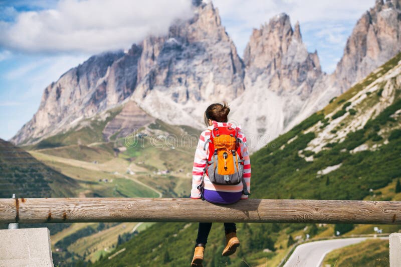 ragazza che osserva le montagne fotografia stock libera da diritti ragazza che osserva le montagne fotografia stock libera da diritti