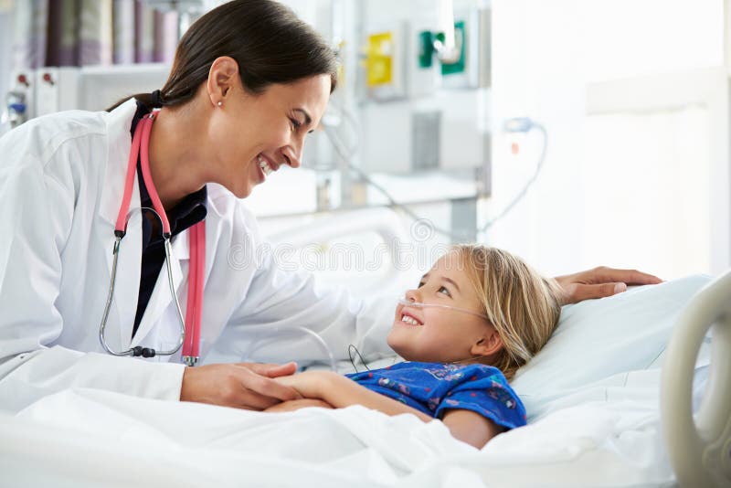 Ragazza che parla con unità femminile del dottore In Intensive Care fotografia stock libera da diritti Ragazza che parla con unità femminile del dottore In Intensive Care fotografia stock libera da diritti