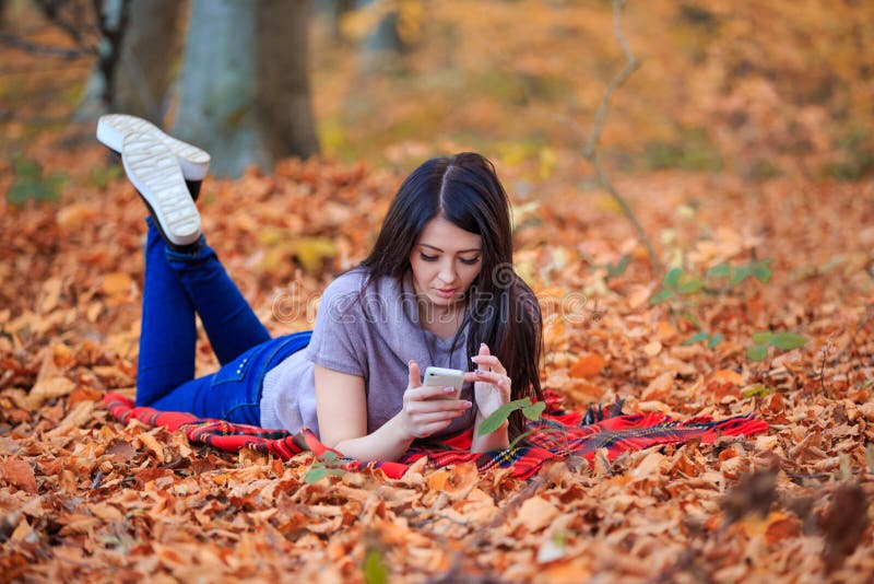Ragazza che parla sul telefono fotografia stock Ragazza che parla sul telefono fotografia stock