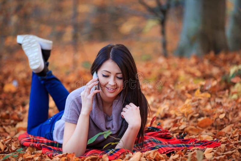 Ragazza che parla sul telefono fotografia stock Ragazza che parla sul telefono fotografia stock