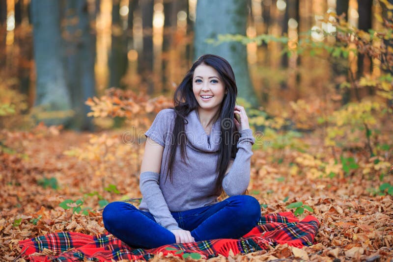 Ragazza che si siede su una coperta immagini stock libere da diritti Ragazza che si siede su una coperta immagini stock libere da diritti
