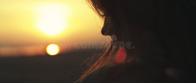 Ragazza che sta al tramonto immagine stock Ragazza che sta al tramonto immagine stock