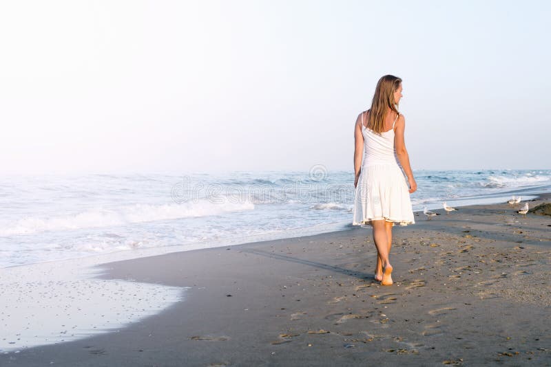 Ragazza Che Sta Alla Spiaggia Fotografia Stock Immagine Di Sera